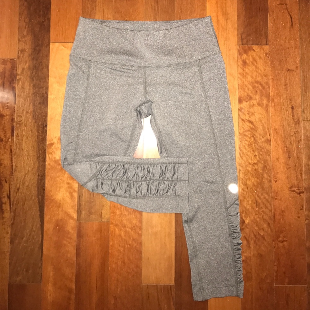 NWOT Capri Ruffle MPG Leggings