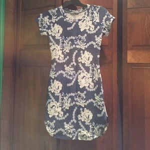 Floral fitted short sleeved dress