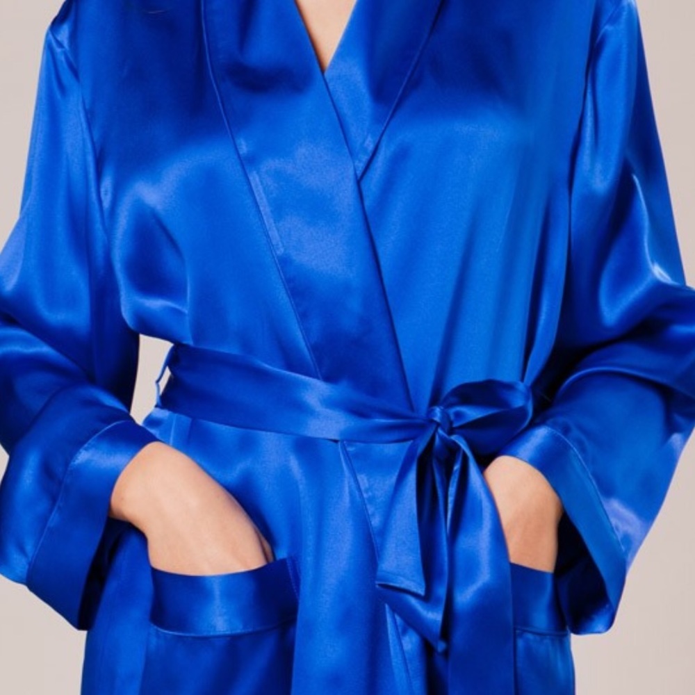 STUNNING SHORT SILK ROBE SW46BLU ELLE SILK - Picture 2 of 5
