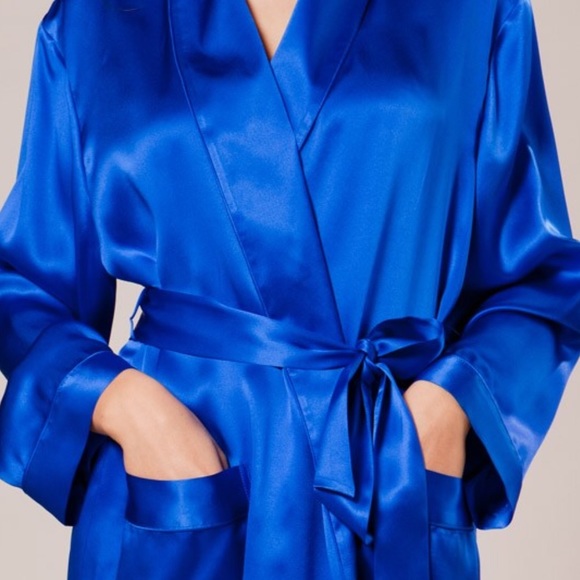 STUNNING SHORT SILK ROBE SW46BLU ELLE SILK - Picture 2 of 5
