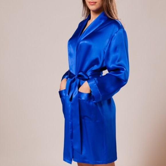 STUNNING SHORT SILK ROBE SW46BLU ELLE SILK - Picture 3 of 5