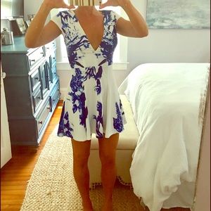 Adorable floral blue/white plunge neck dress