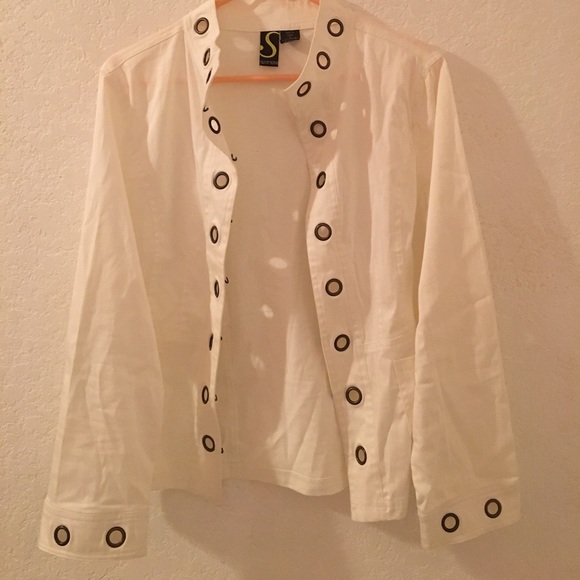 Woman's White Jacket. - Picture 1 of 3