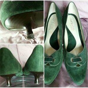 Velvet-soft Suede pumps with a 'kitten' heel