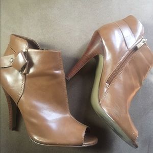 👡 Guess Beige Peep Toe Booties 👡