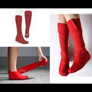 Toms wrap up boots in red