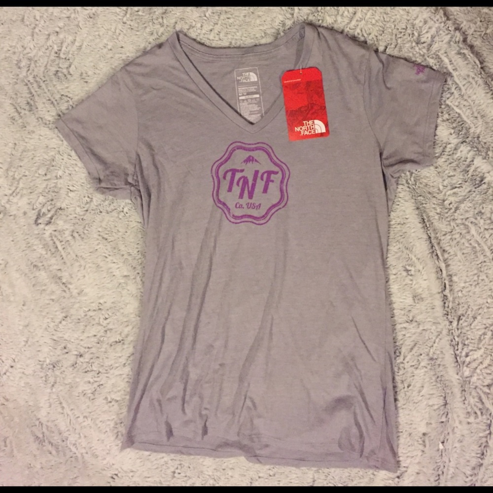 THE NORTH FACE LOGO V-NECK TEE