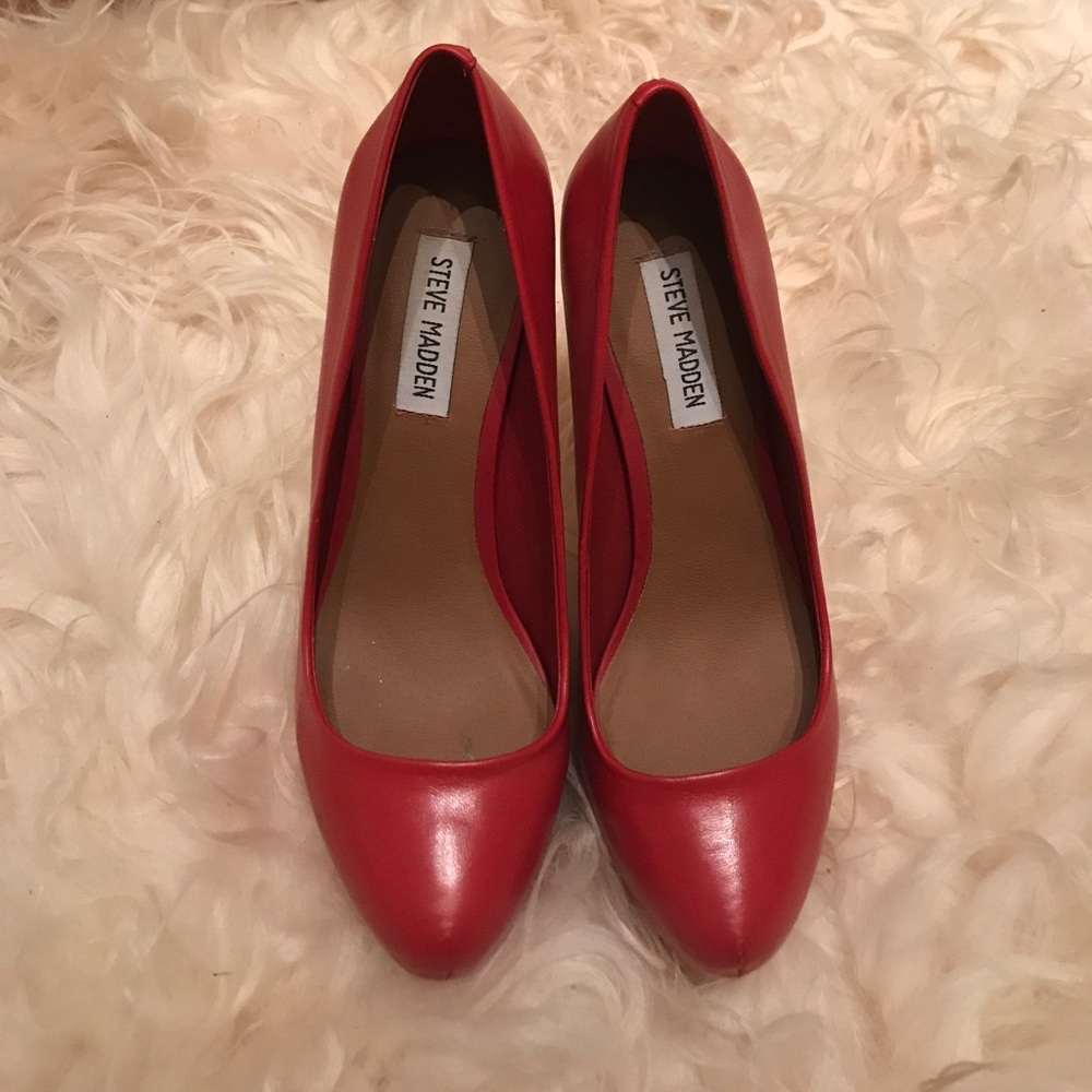 STEVE MADDEN DEJAVU Red LEATHER PLATFORM PUMPS
