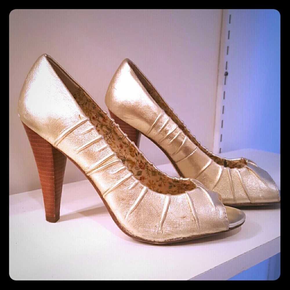 Gold Pumps