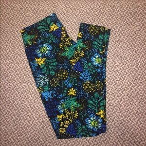 LLR leggings OS leaves flowers and seeds on black