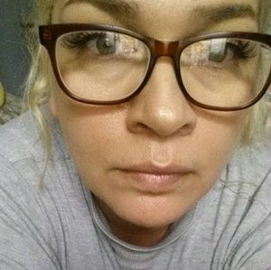 Meet your Posher, Elia