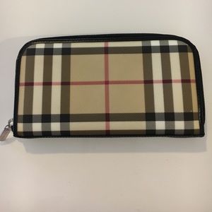 NWT Burberry Zip Around Wallet