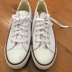 White converse low tops