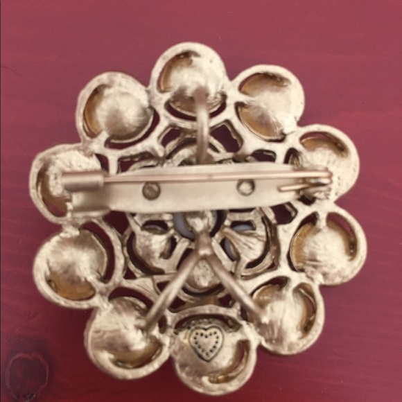 Stella and Dot white and gold broach. - Picture 2 of 2