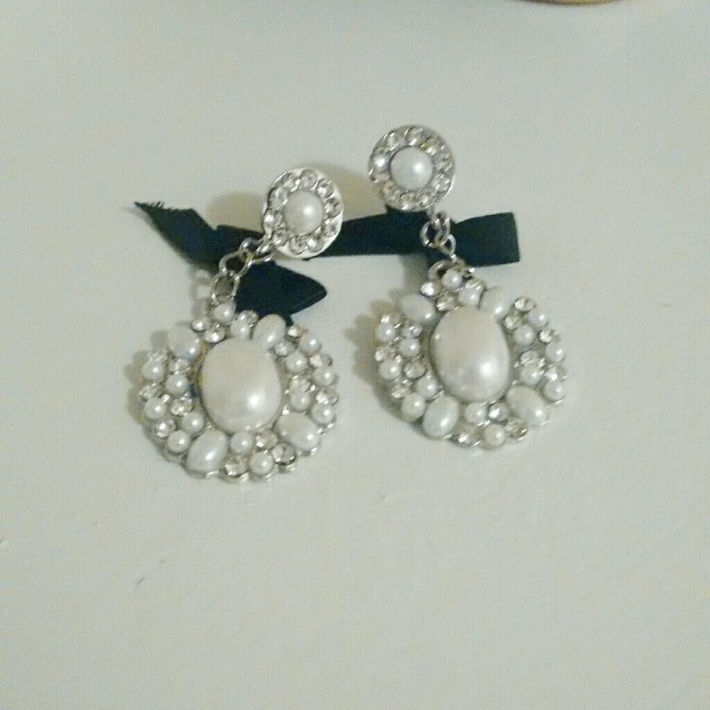 Pretty Pearl & Crystal Earrings