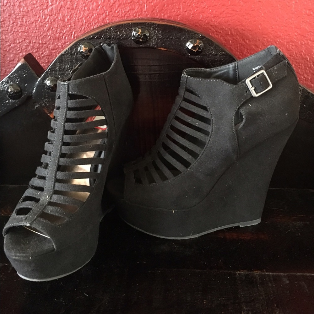 Black Wedges