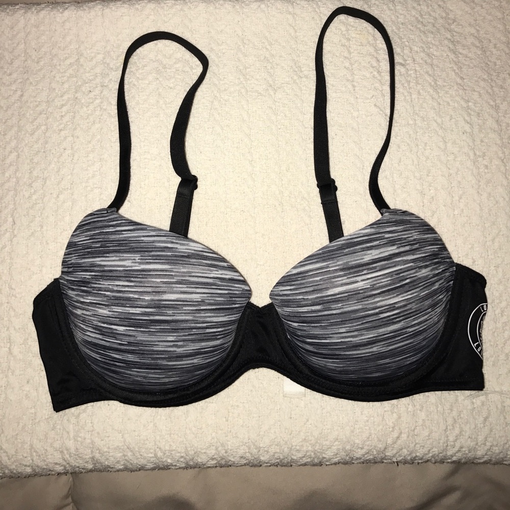 PINK wear everywhere lightly lined bra.