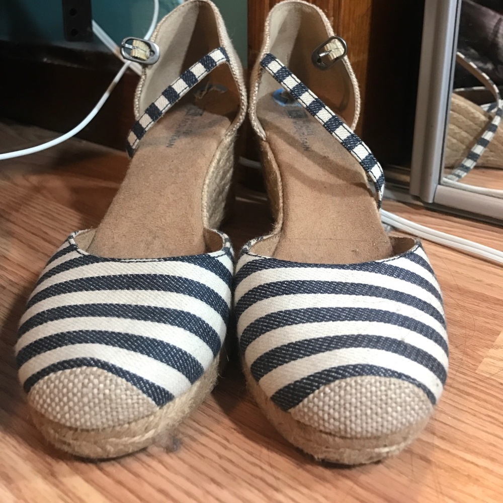 size 7 1/2 wedged shoes