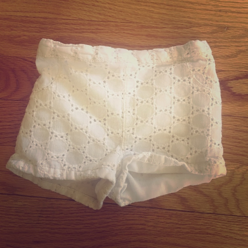 Cute white eyelet shorts!!💕💕🌞🌞