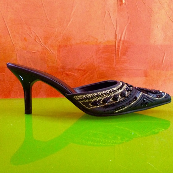 DONATED! EUC unique beaded & embroidered heels - Picture 4 of 7