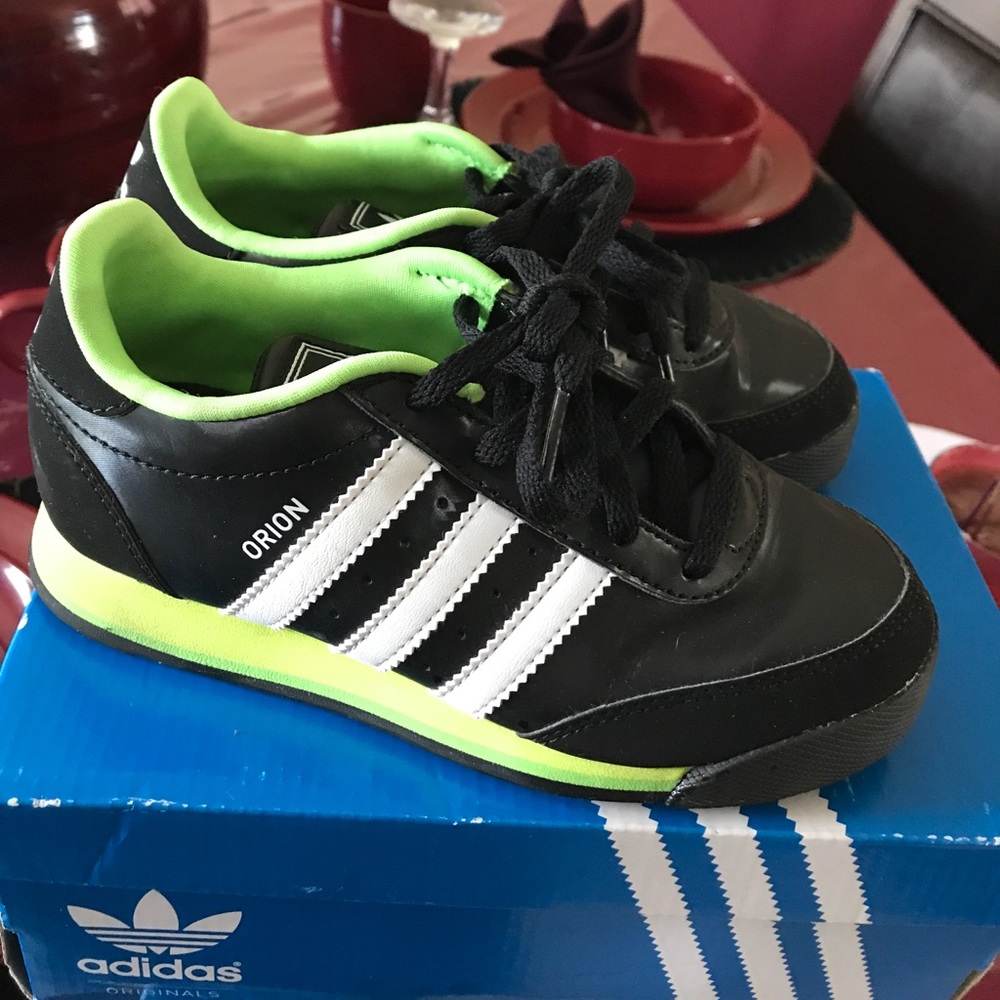 Addidas tennis shoes