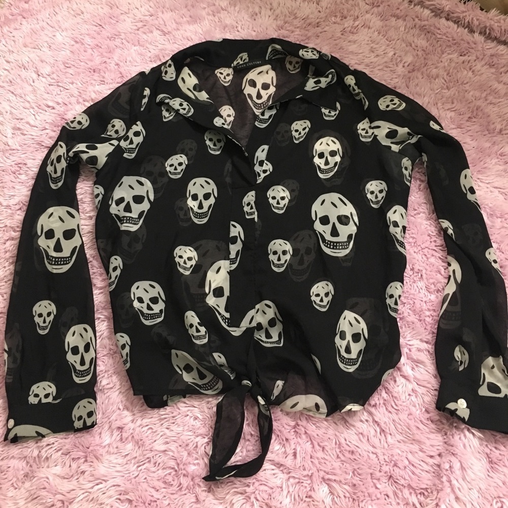 Black skull top