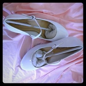 White dress shoes, size 7.5