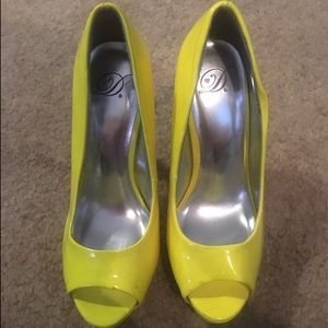 Bright yellow 💛 Deb peep-toe pumps