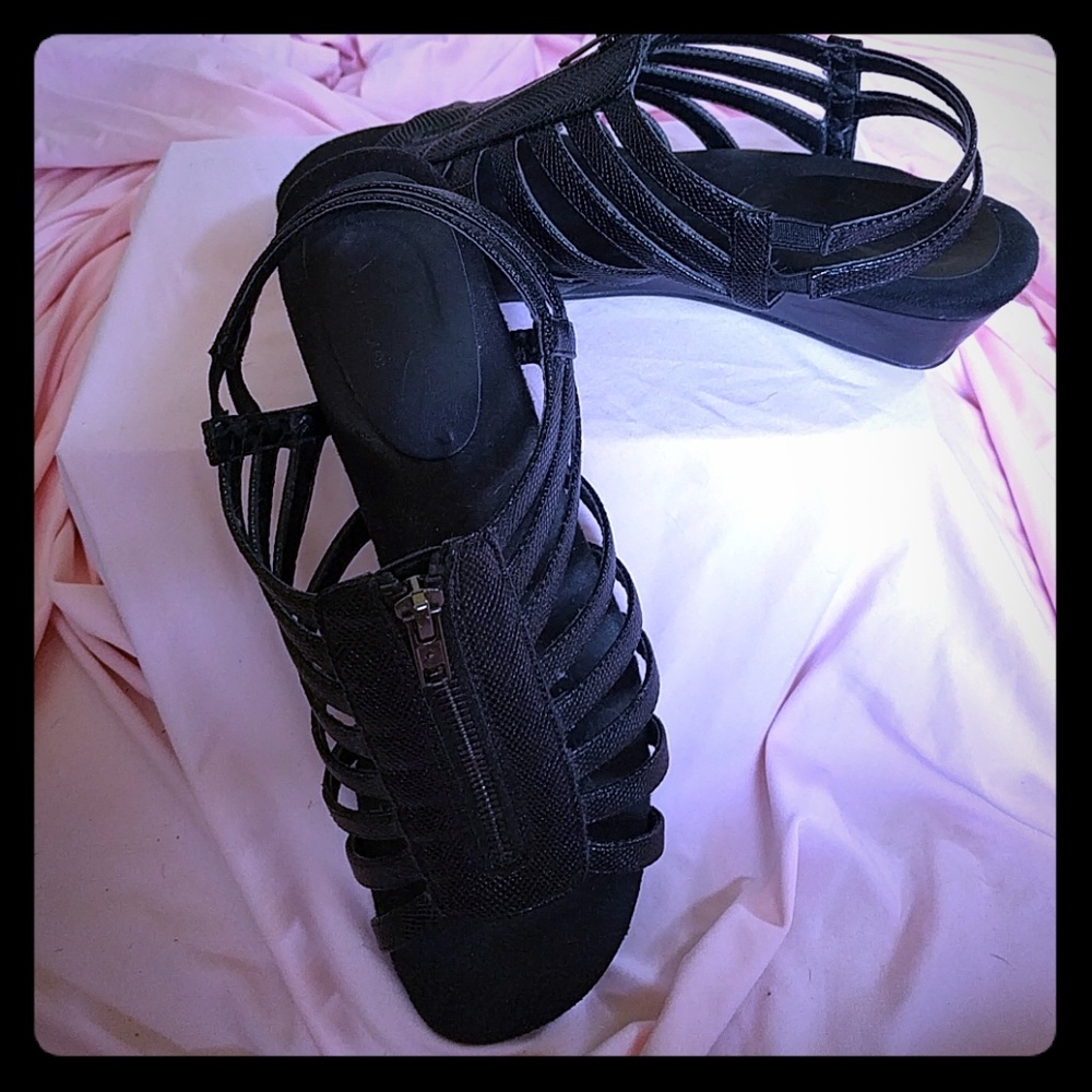 Aerosoles sz 7.5 black open-toed low heels