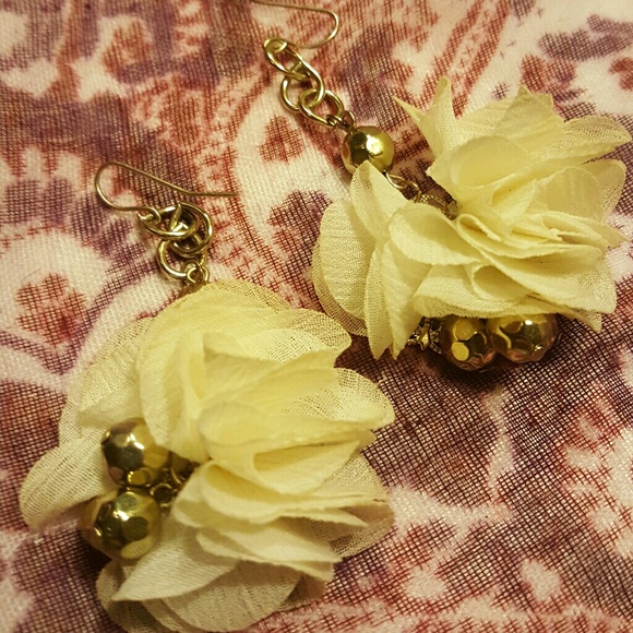 Pom pom earings - Picture 1 of 2