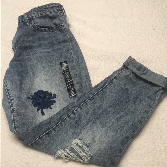 NWT gap embroidered sexy boyfriend fit jeans 8/29 - Picture 2 of 4
