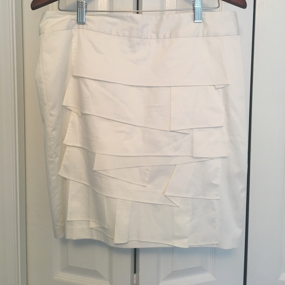 White ruffle front skirt. Size 10.