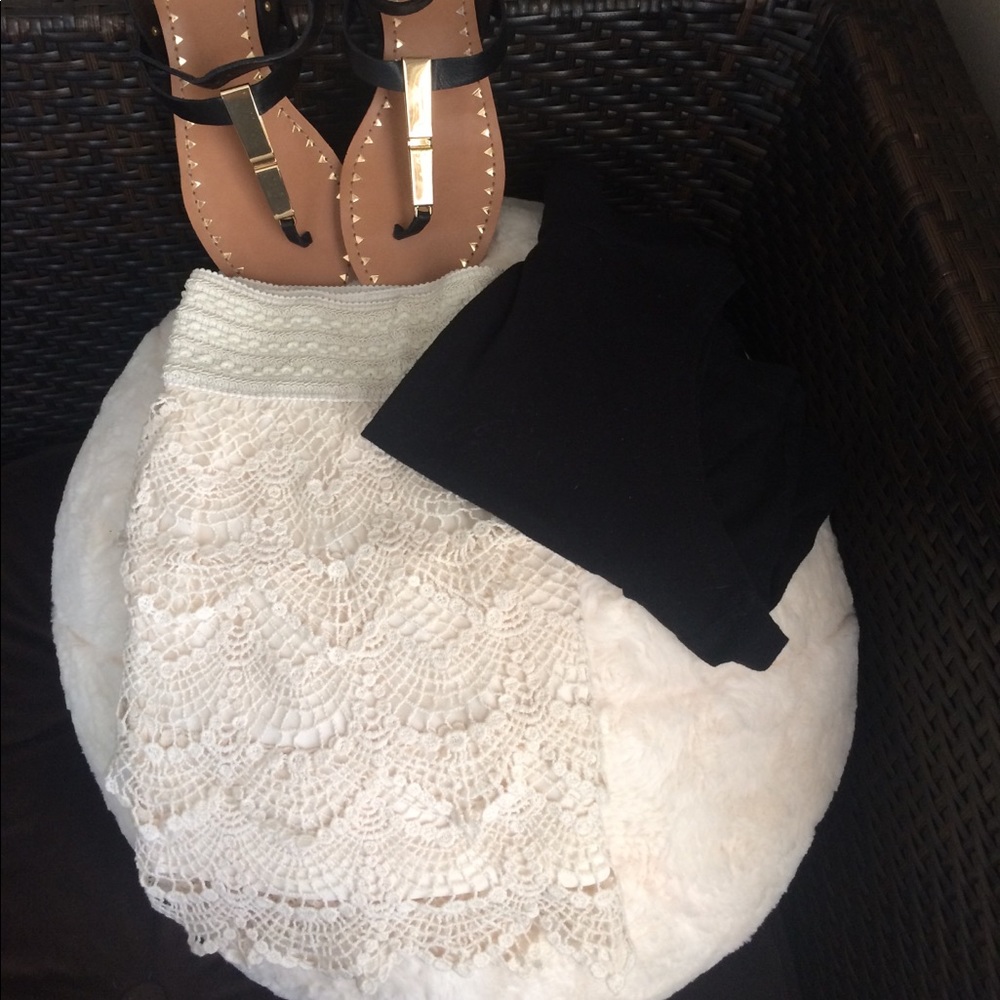 Super cute patterned cream mini skirt