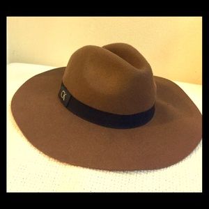 Gorgeous 100% wool Clavin Klein hat