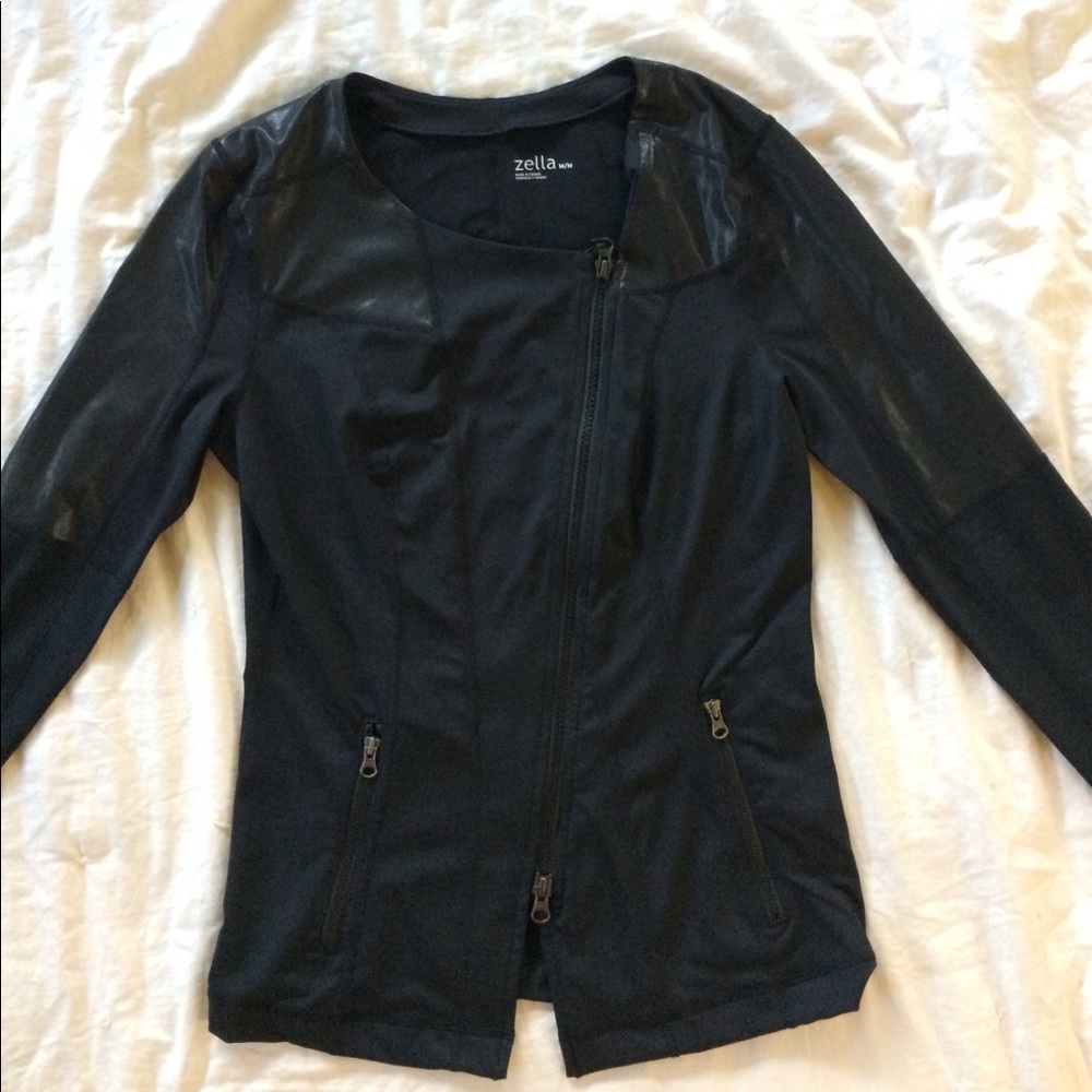 Like new Zella jacket! Two-tone black! Tres chic!!