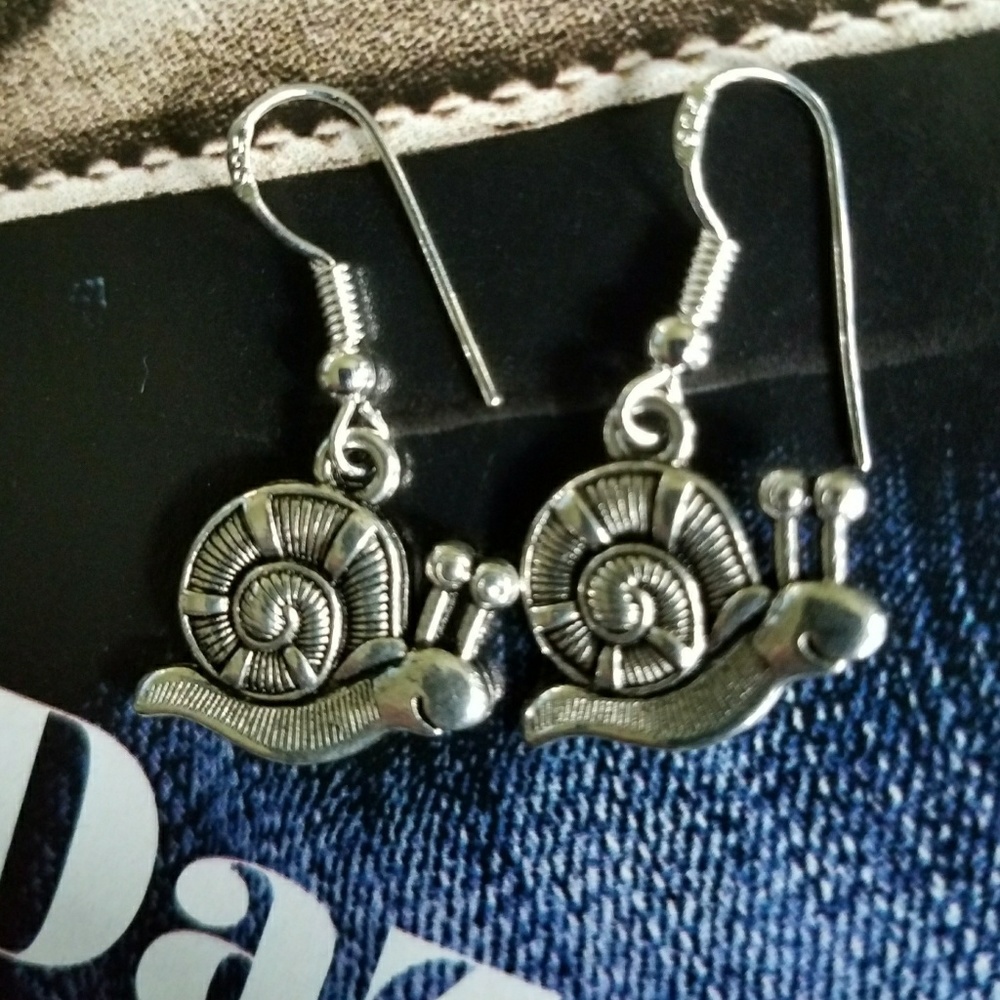 🌟NEW! Silver Snail Earrings
