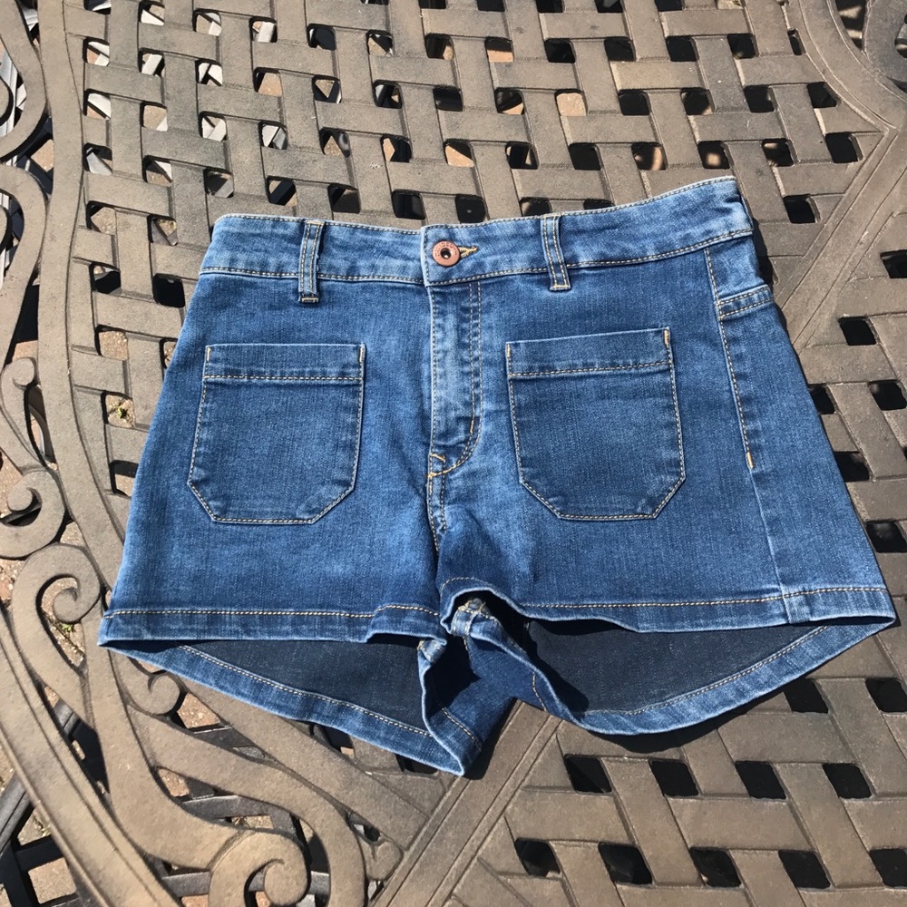 ✨H&M -- HIGH WAISTED DENIM SHORTS✨