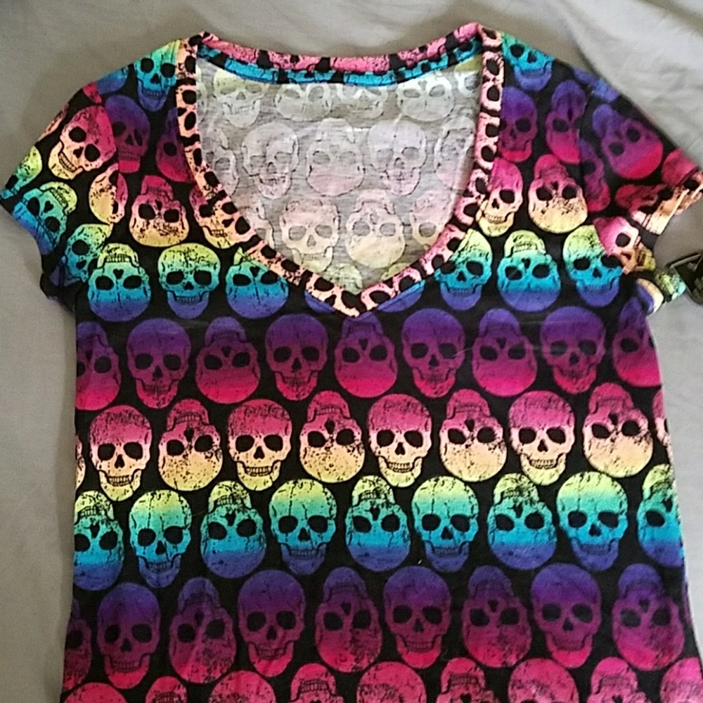 RAINBOW V -NECK SKULL SHIRT!!! NWT !!!