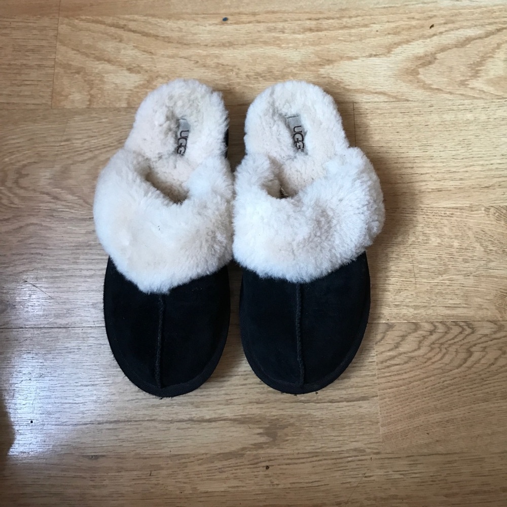 UGG. Women's slipper. Black. Barely worn.