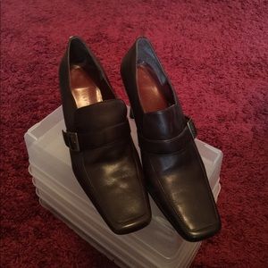Wine shoes with antique gold buckle