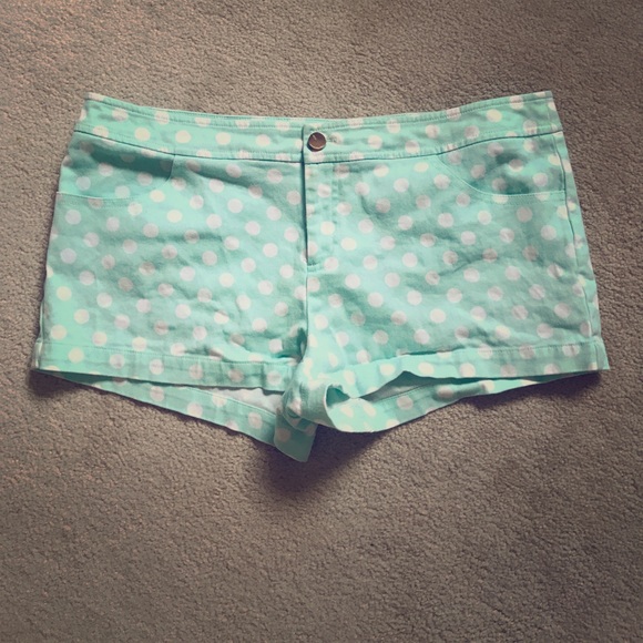 Sea foam green/mint & white polka dotted shorts 💚 - Picture 4 of 5