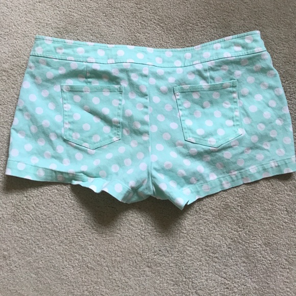 Sea foam green/mint & white polka dotted shorts 💚 - Picture 5 of 5