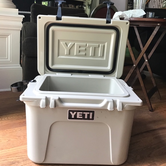 Other - YETI roadie20 with cup holder