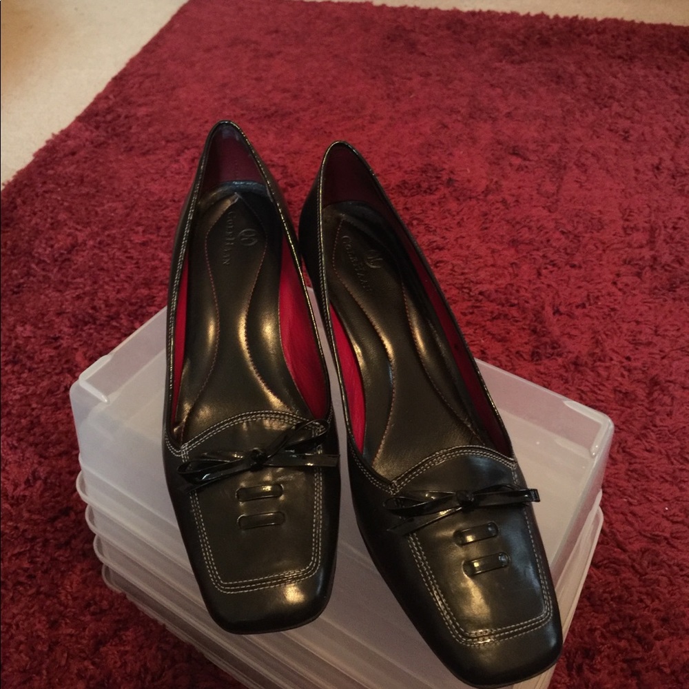 Black leather pump