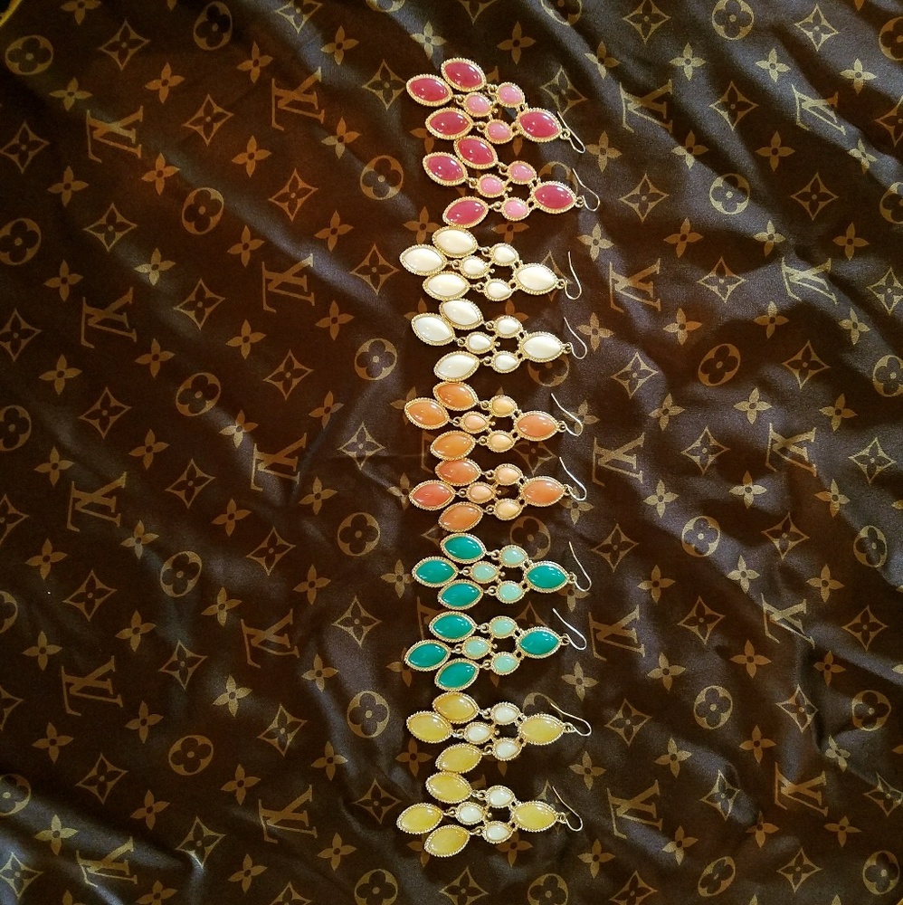 5 set of colorful fashion earrings.