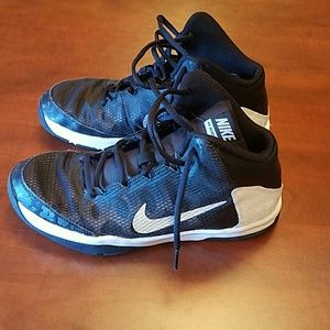 EUC. Boys Nike Basketball Shoes. Size 7Y.