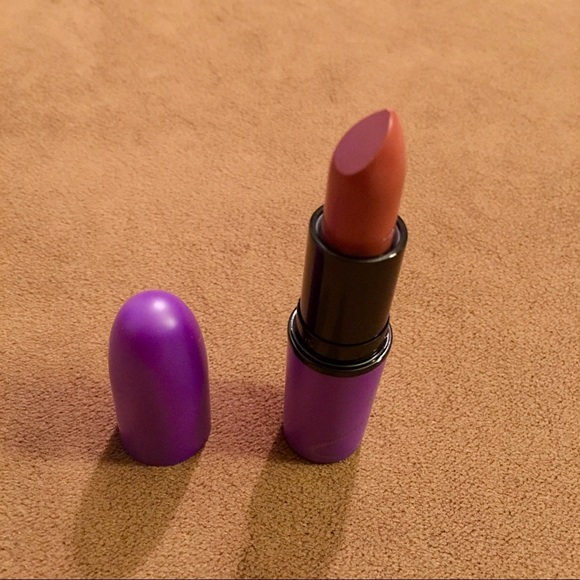 MAC Selena Lipstick in "Amor Prohibido" - Picture 2 of 3