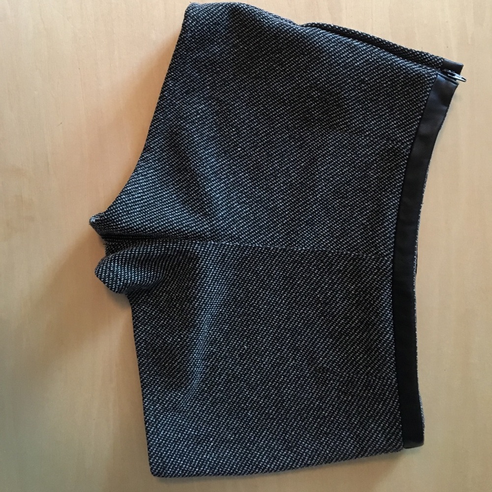 Tiny woven shorts - Picture 2 of 2