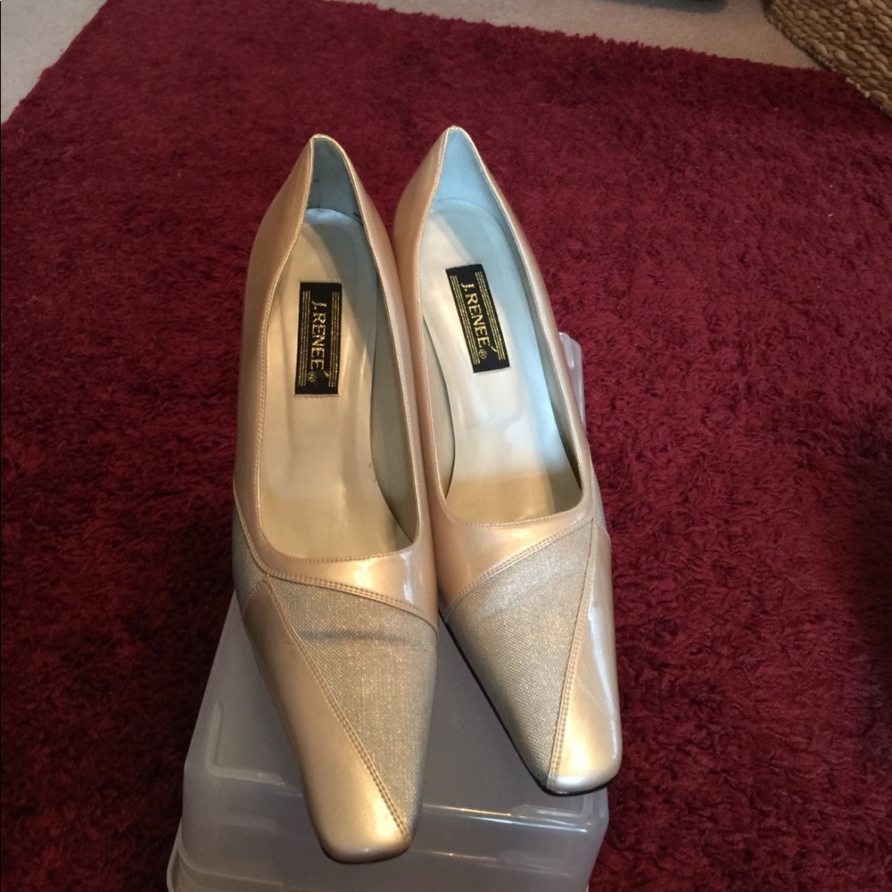 Two-tone gold pump