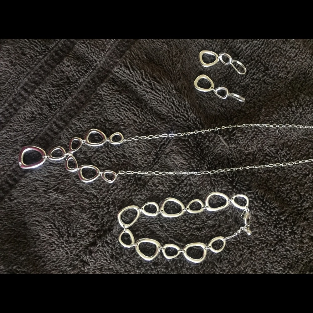 Necklace bracelet & earrings